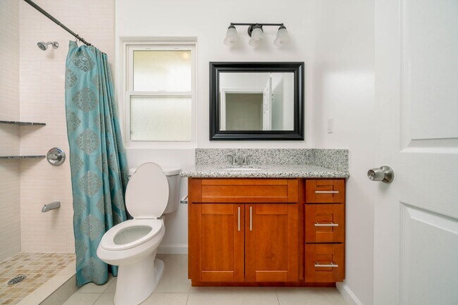 Foto del edificio - Wahiawa property: 3-bed, 2-bath, with gara...