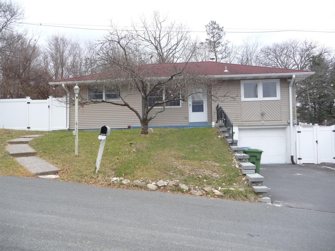 Primary Photo - 3 Chappell Pkwy