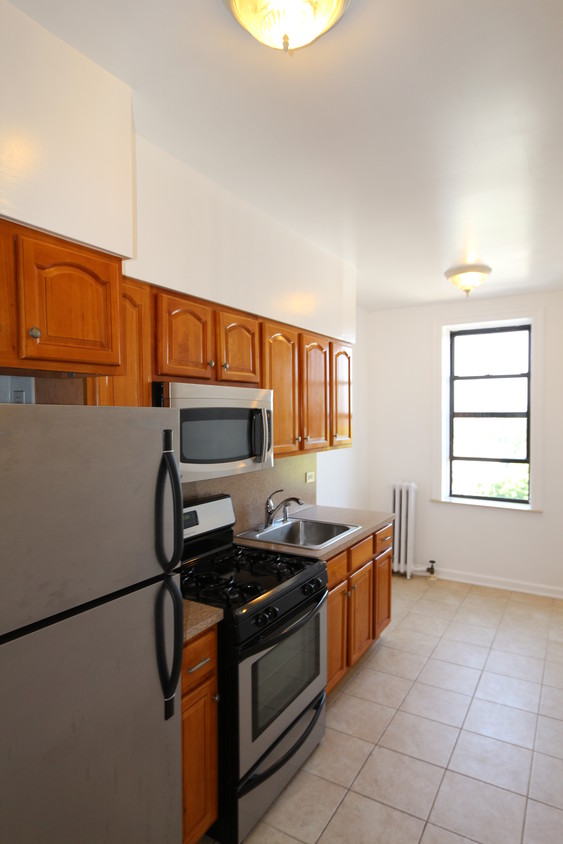 Kitchen - 8718 Ridge Blvd