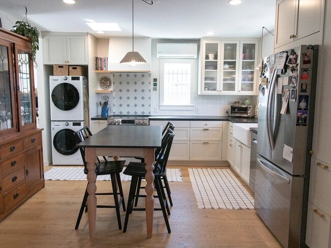 Foto del edificio - 647 Academy Rd