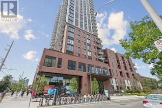 Building Photo - 10 Oak St