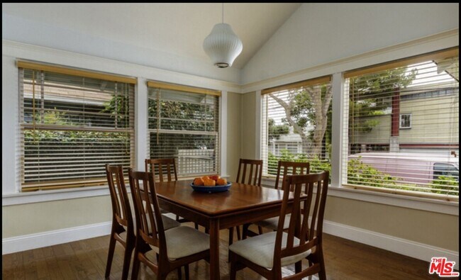 Foto del edificio - 652 Woodlawn Ave