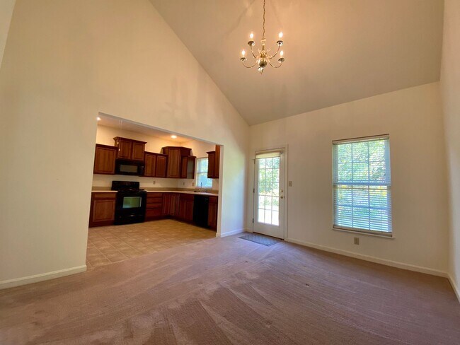 Foto del edificio - Luxury Townhome on Private Drive