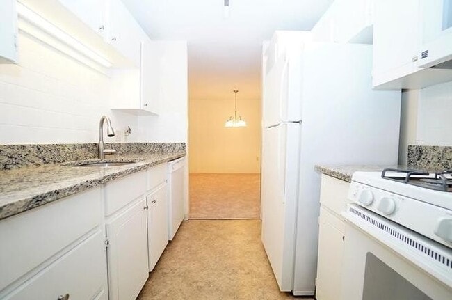 Building Photo - Spacious Condo with Parking, Heat/Hot Wate...