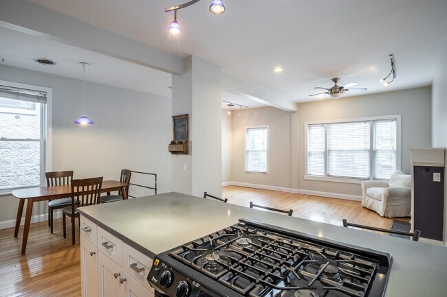 Building Photo - 1616 N Wolcott Ave