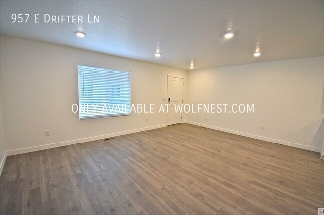 Building Photo - Stunning 3 Bed Saratoga Springs Townhome!