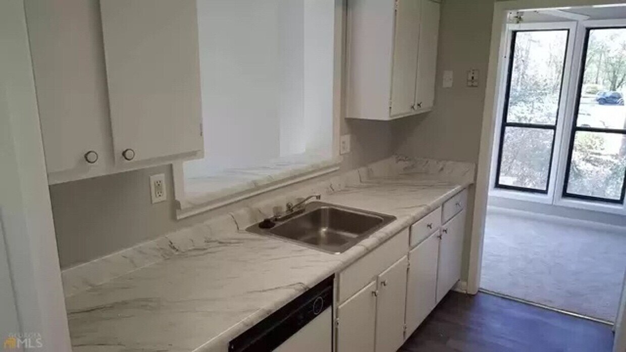 Foto principal - Room in 2 Bedroom Condo at Roberts Dr
