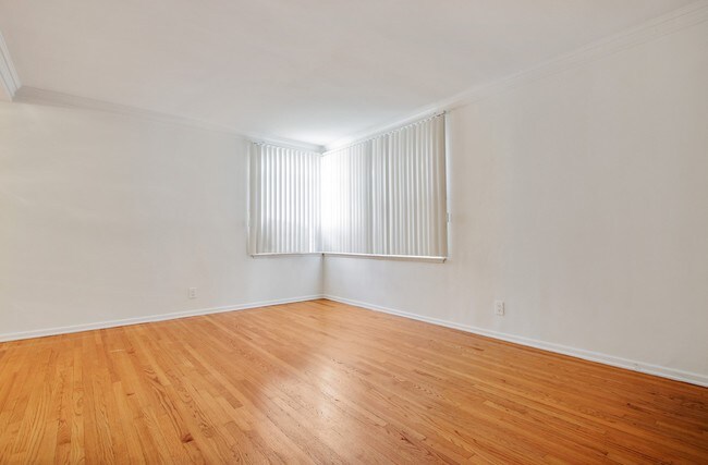 Building Photo - 1326 N Hayworth Ave