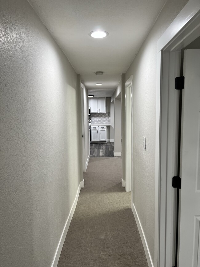 Building Photo - 424 S Holland Ct