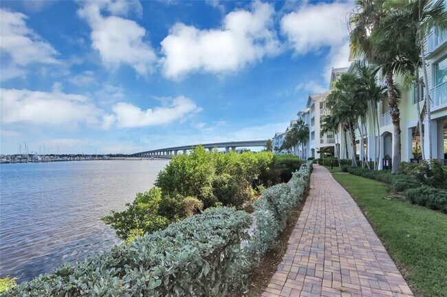 Foto del edificio - 875 NW Flagler Ave