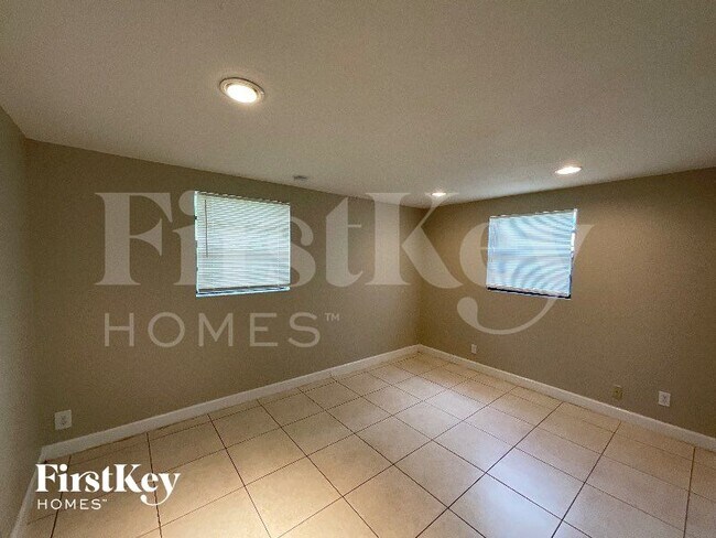 Foto del edificio - 4951 SW 16th St
