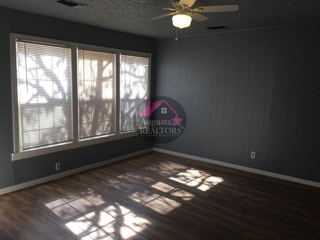Building Photo - Affordable 2 Bedroom Home!