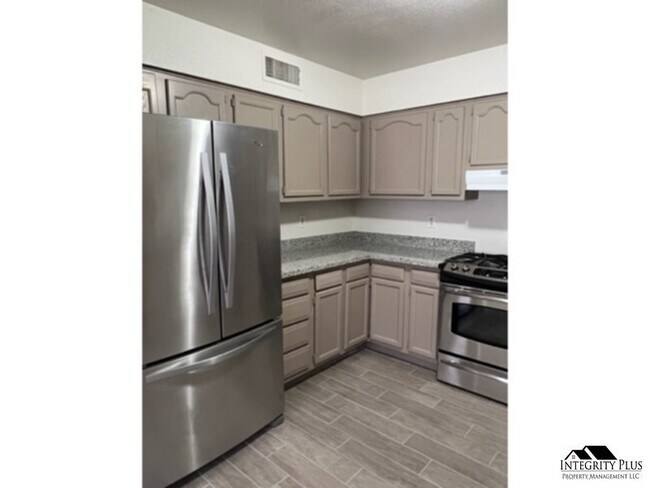 Building Photo - 3 bedroom 2 bath