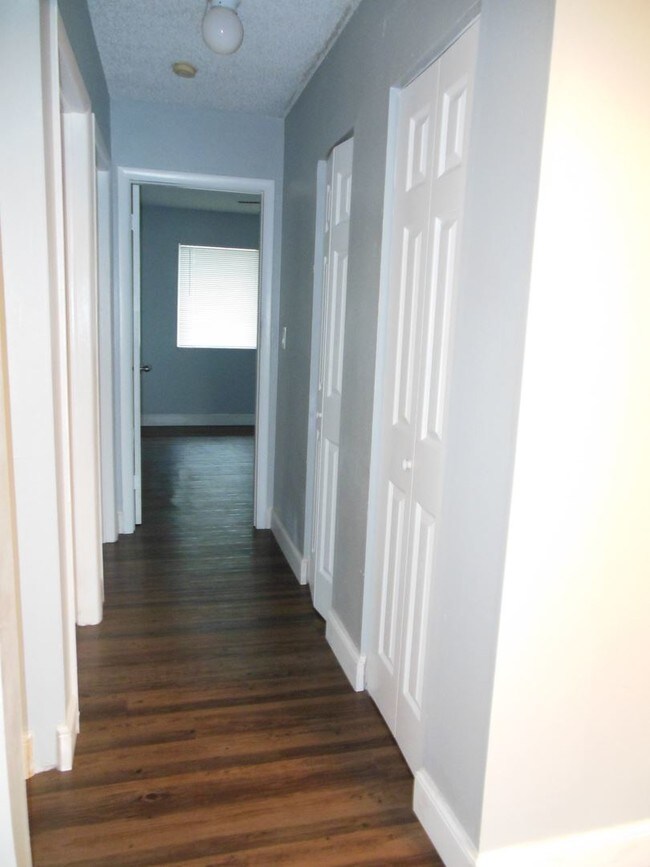 Building Photo - 2 br, 1 bath House - 818 W TIFFANY DR #4