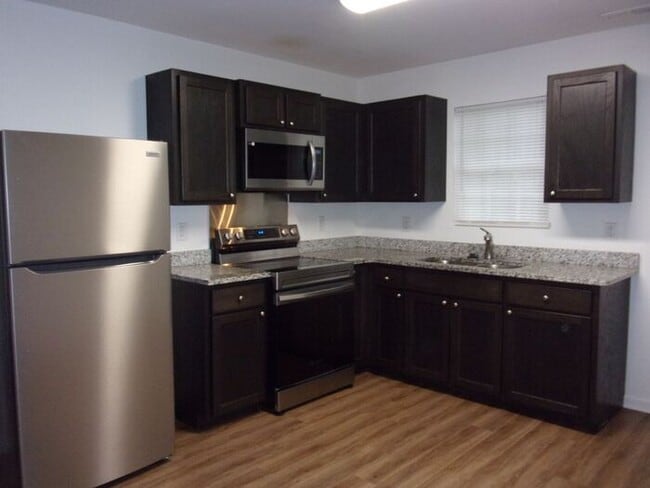 Building Photo - 3 Bedroom 2 Bath Home across from city park