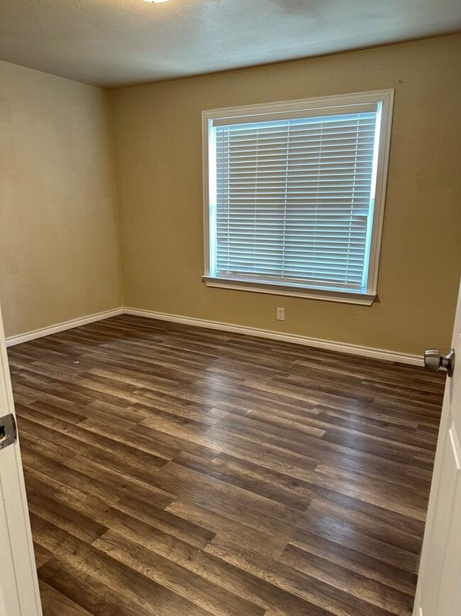 Building Photo - 1711 Doran Dr
