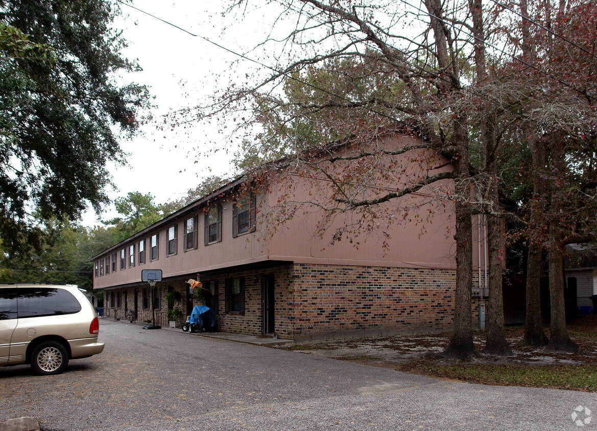 Building Photo - Pinecrest Apartments