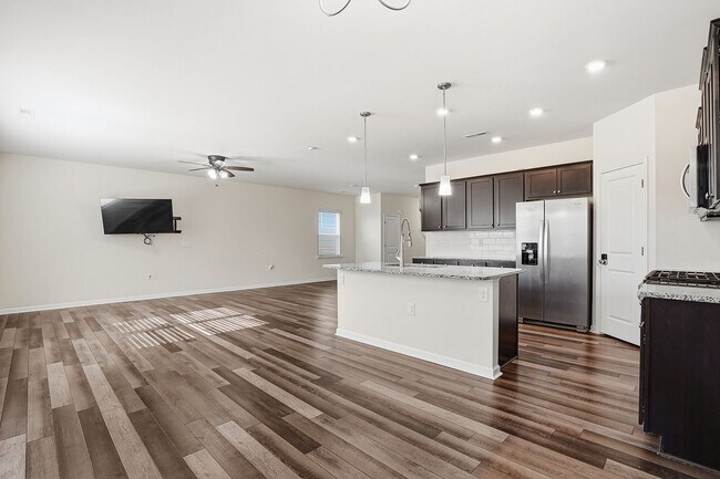 Foto del edificio - AVAILABLE AUGUST 7- NOW! BEAUTIFUL 2 STORY HOME IN FUQUAY-VARINA