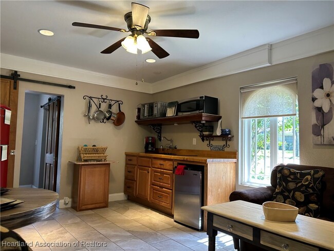Building Photo - 2650 Lakeview Dr