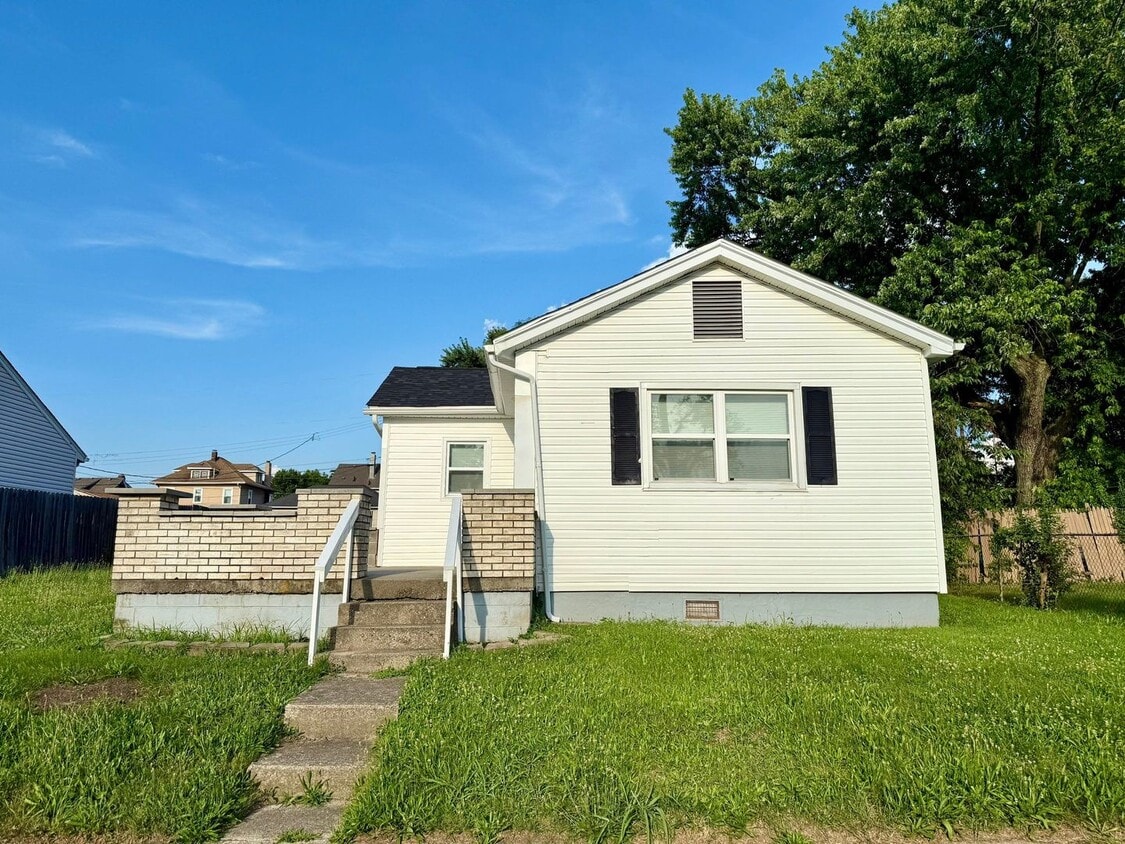Primary Photo - Cottage with a large porch