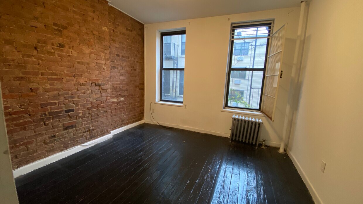 Living Room - 512 E 12th St