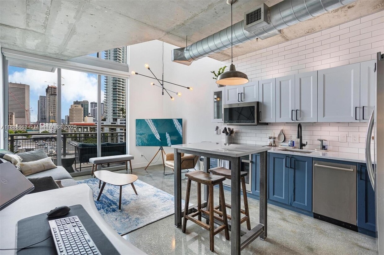 Foto principal - 690 SW 1st Ct