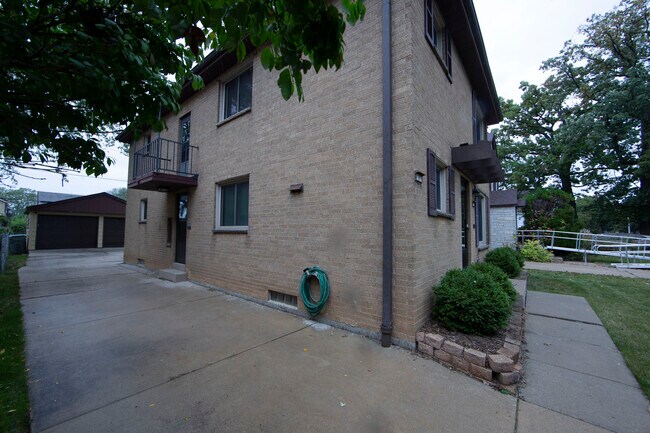 Building Photo - 179 S 78th St