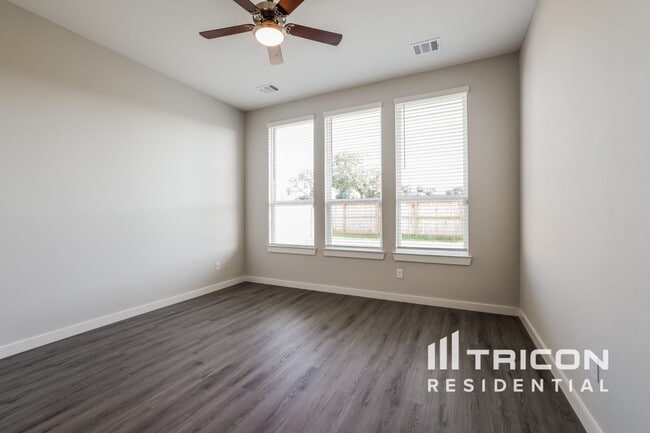 Foto del edificio - 2414 Foster Hl Rd