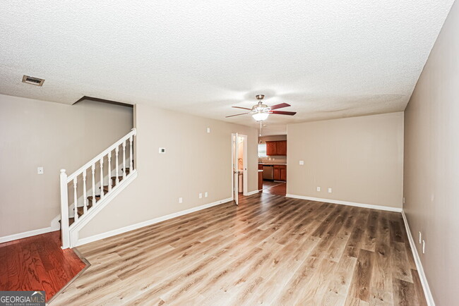 Foto del edificio - 6116 Hickory Ln Dr