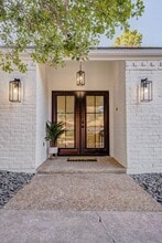 Building Photo - 10303 Chevy Chase Dr