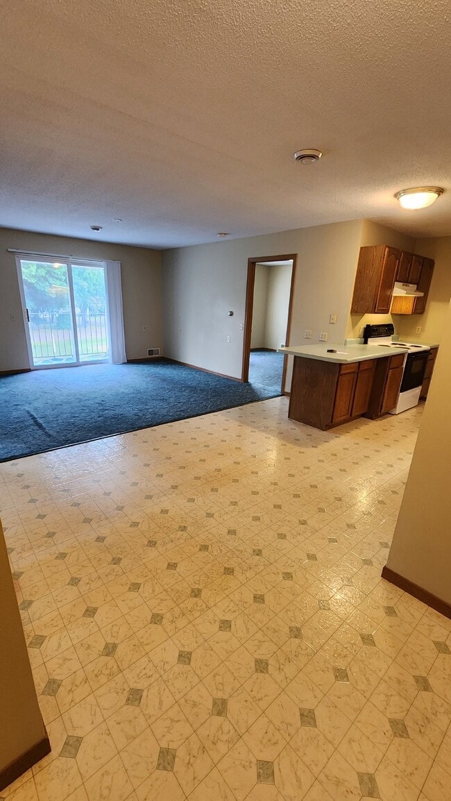 Building Photo - 2 Bedroom, 1.5 Bathroom Upper Apartment In...