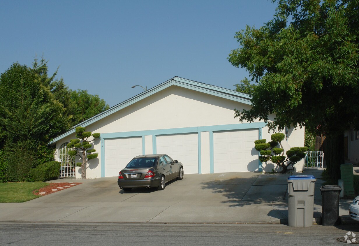 Building Photo - 5913-5915 Hillview Ave