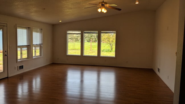 Building Photo - Spacious 4bed/2bath in desirable Pleasant ...