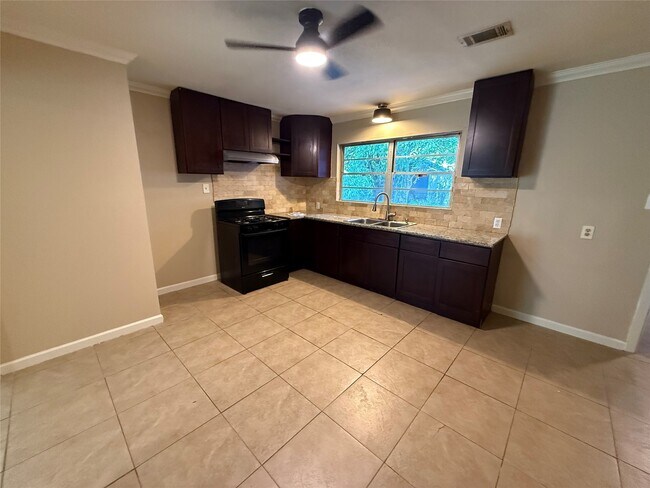 Foto del edificio - 6302 Thrush Dr
