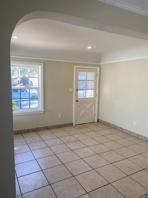 Front Entrance Into Living Room - 515 Thompson Ave