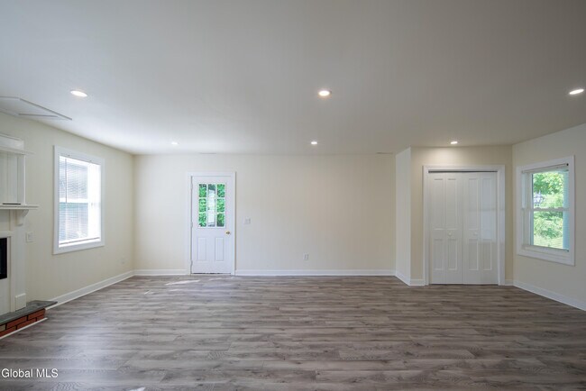 Foto del edificio - 489 Grooms Rd