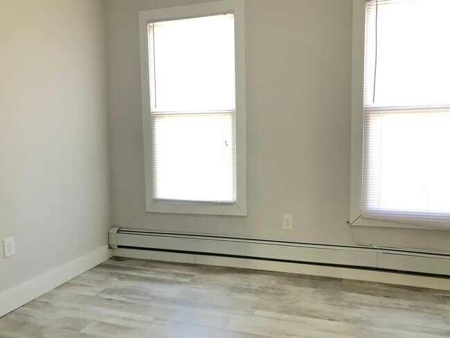 Building Photo - 64 Newkirk St