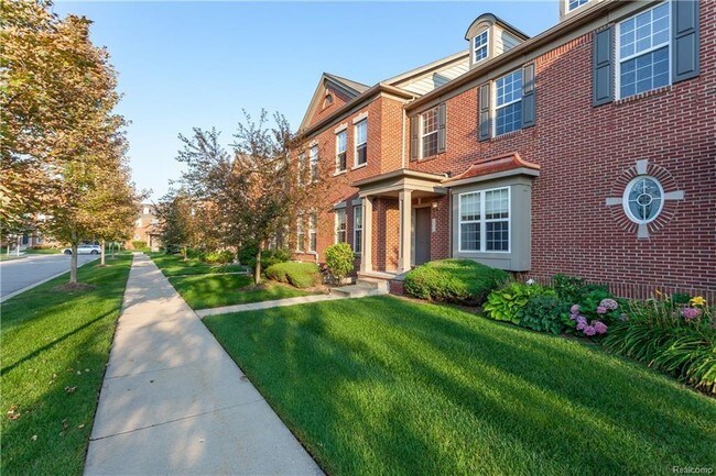 Building Photo - 49579 Courtyard Ln