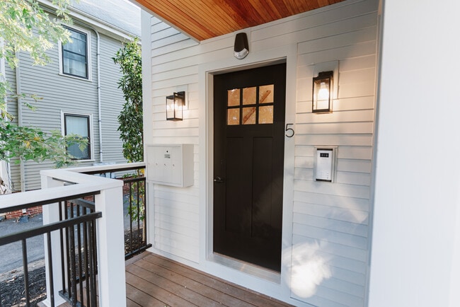 Building Photo - 5 Thurston St