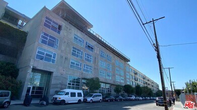 Building Photo - 530 S Hewitt St