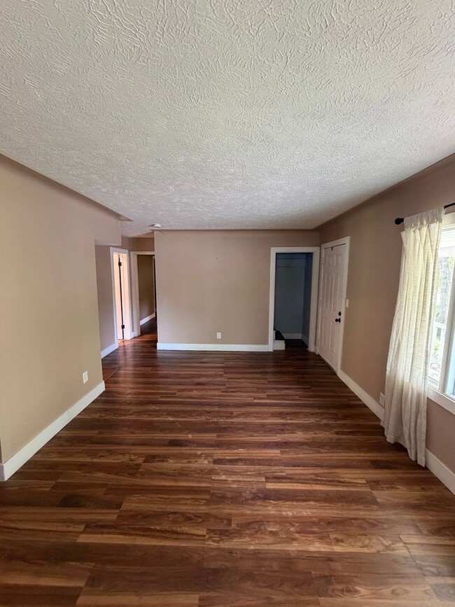 Building Photo - Secluded & Charming 3BR/1BA in Lansing — Section 8 Approved