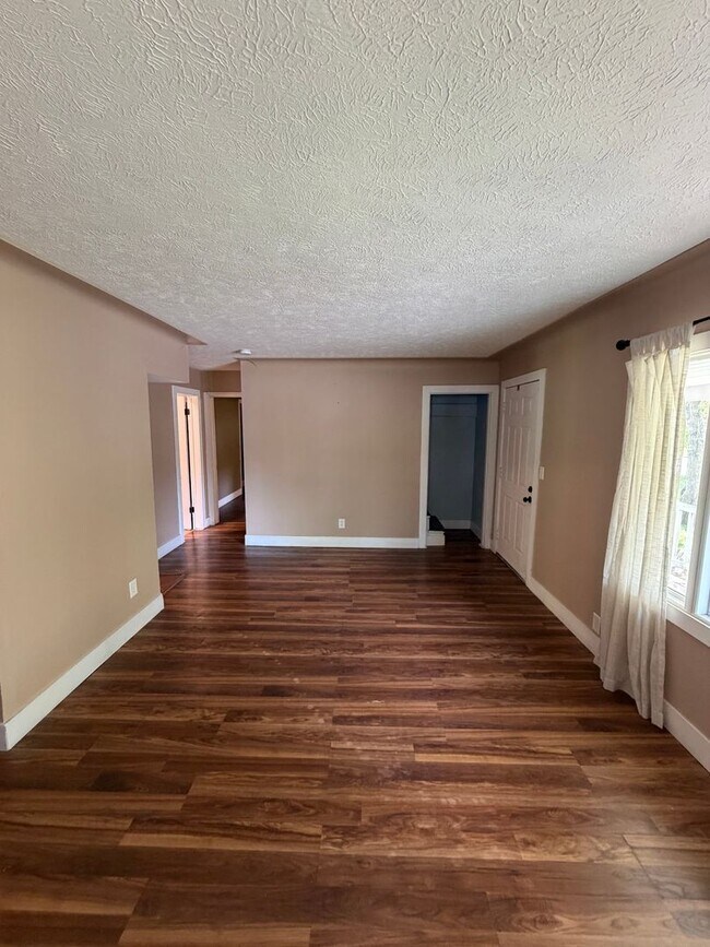 Foto del edificio - Secluded & Charming 3BR/1BA in Lansing — Section 8 Approved