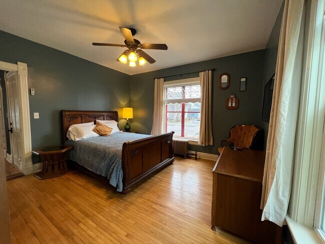Bedroom #1 -Queen Bed - 506 Adams St