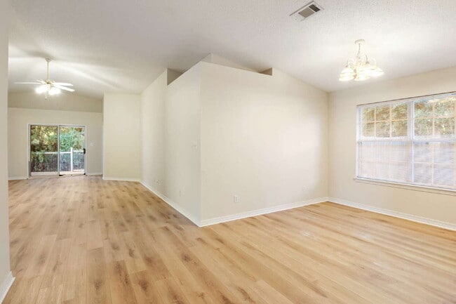 Foto del edificio - 4 bedroom 2 bathroom home in SW Pensacola ...