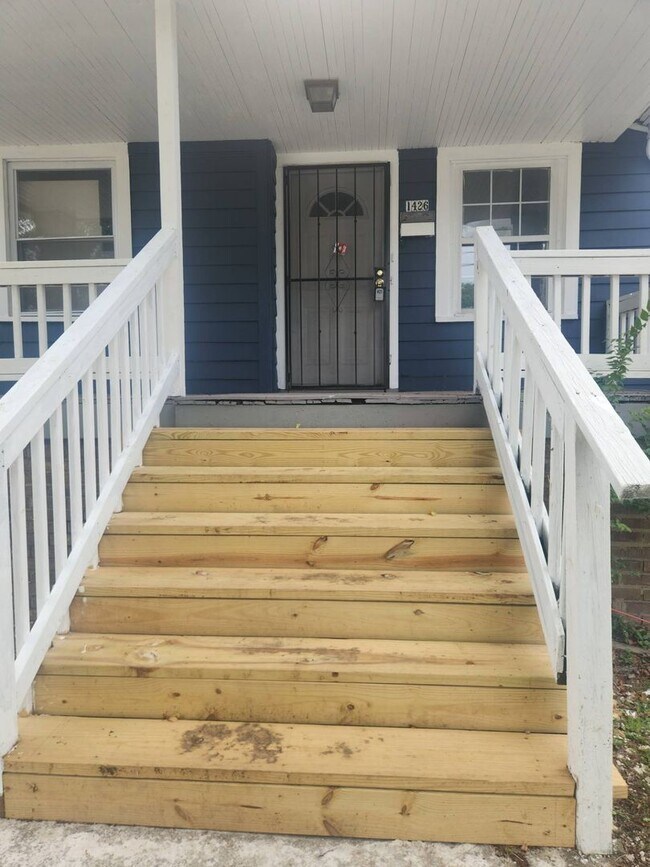 Building Photo - Charming 4-Bedroom Property in Prime Location