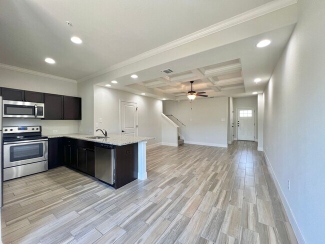 Foto del edificio - Spacious Townhome with a Private Backyard & No Rear Neighbors!