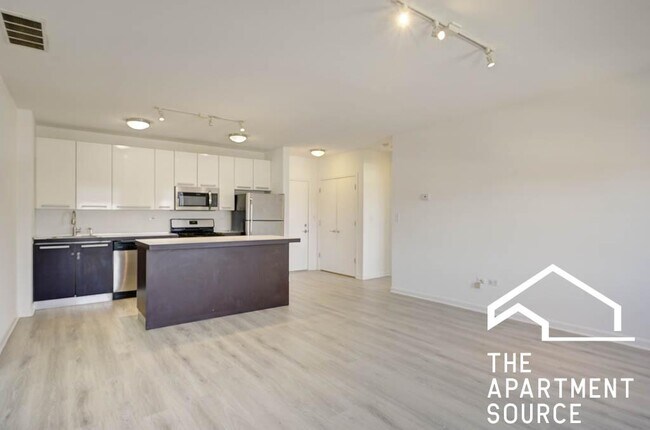 Building Photo - 1544 W Glenlake Ave