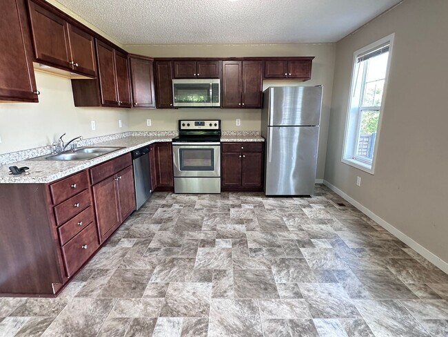 Foto del edificio - Champlin Corner Unit Town Home, 2 Car Garage, Dishwasher, Washer/Dryer, Balcony
