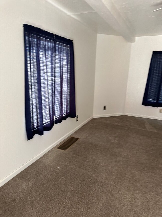 Building Photo - Charming 2 bedroom, 1 bathroom duplex in S...