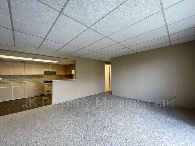Building Photo - 1401-142B 2b St S